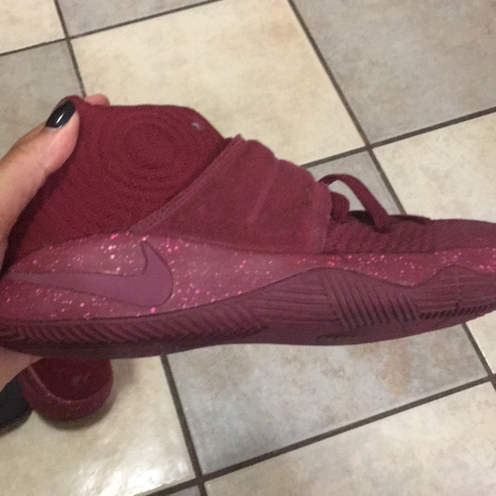 Maroon kyrie